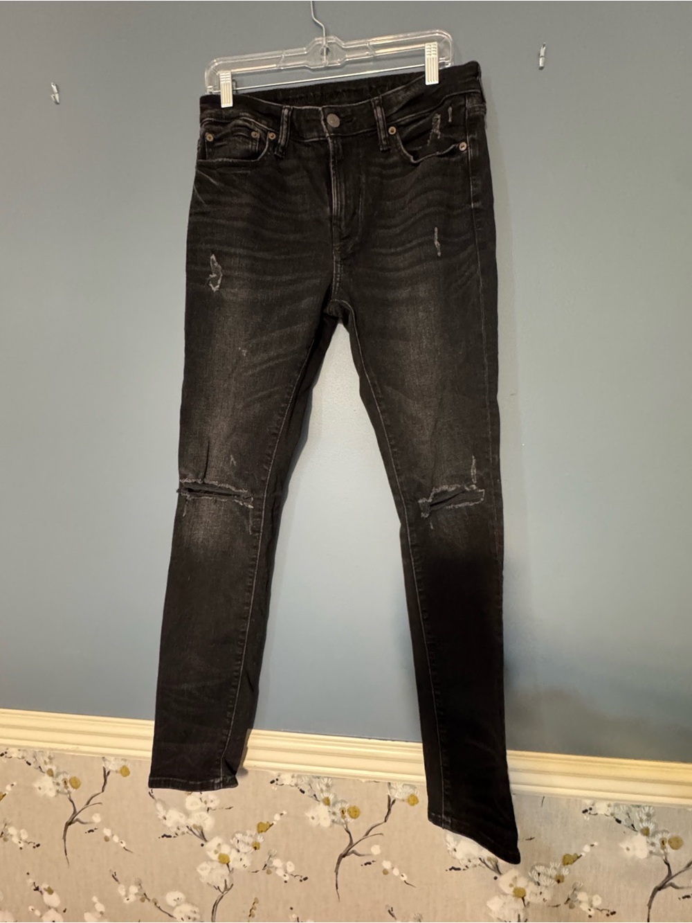 Men’s American Eagle Outfitters Black Athletic Skinny Distressed Jeans
